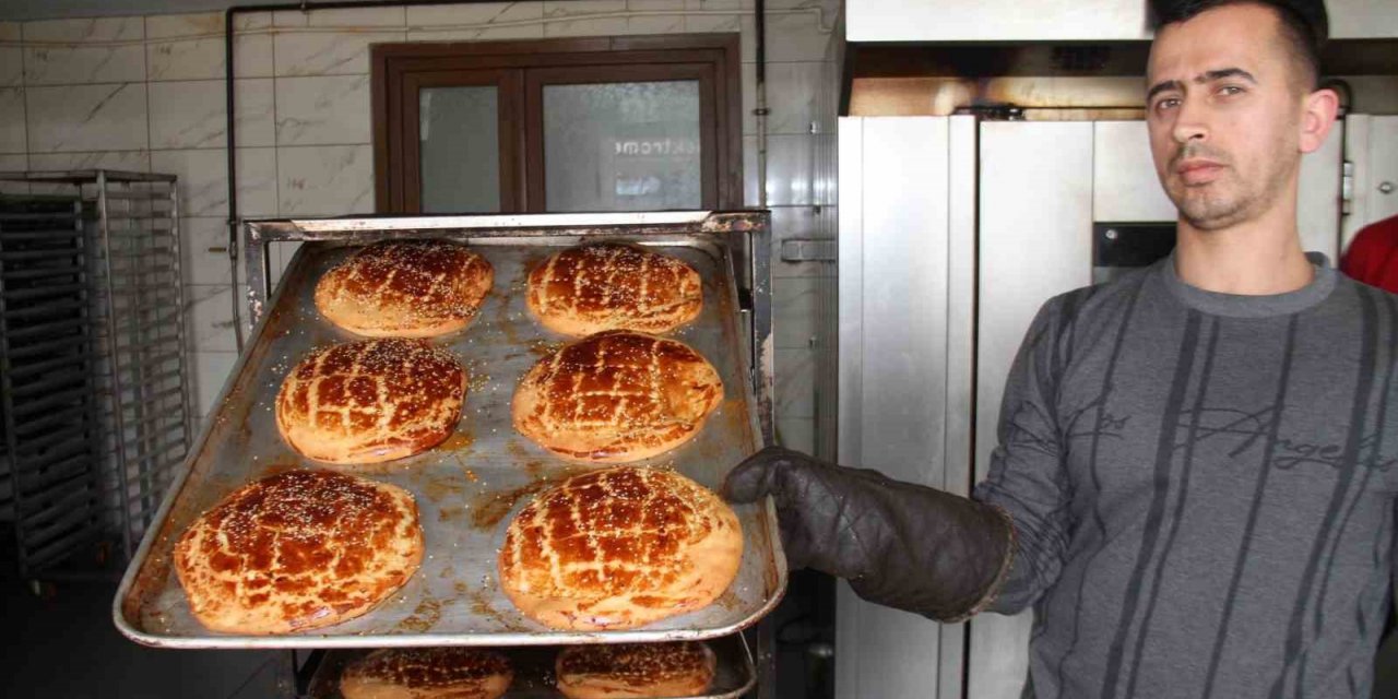 Elazığ’da Ramazan ayıyla birlikte ’nohut ekmek’ tezgahtaki yerini aldı