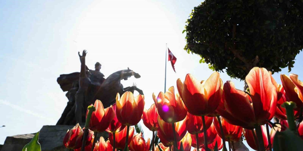 Antalya rengârenk lalelerle süslendi