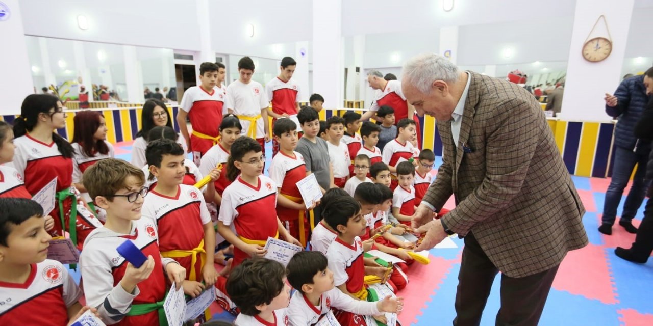 Derince’de kick boksçular kuşak sevinci yaşadı