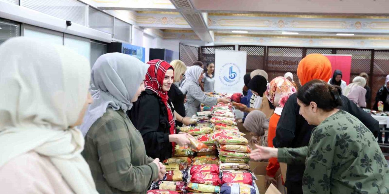 Bağcılarlı kadınlar, harçlıklarıyla depremzedeler için gıda kolisi hazırladı