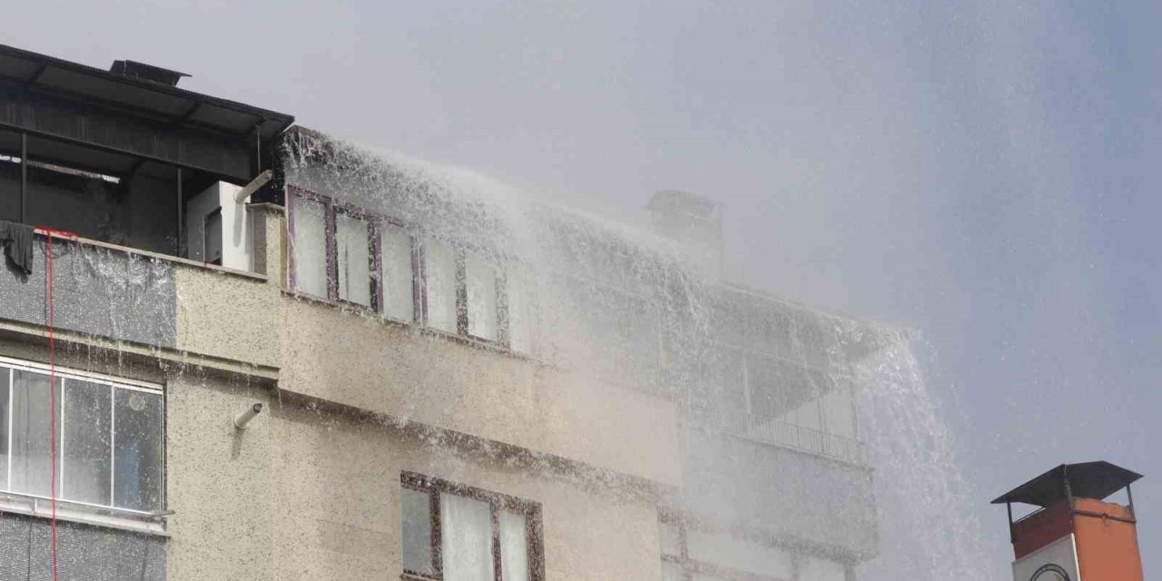 Su borusu patladı, ortalık savaş alanına döndü