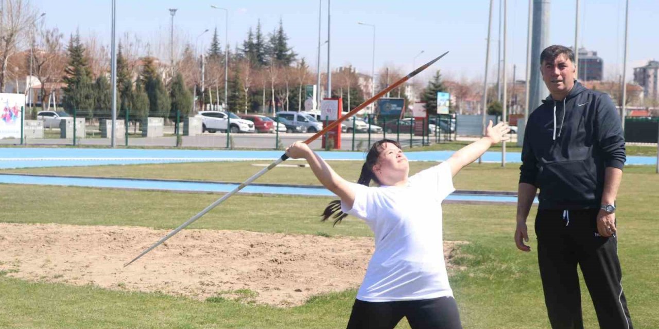 Down sendromlular hem eğlendiler hem yarıştılar