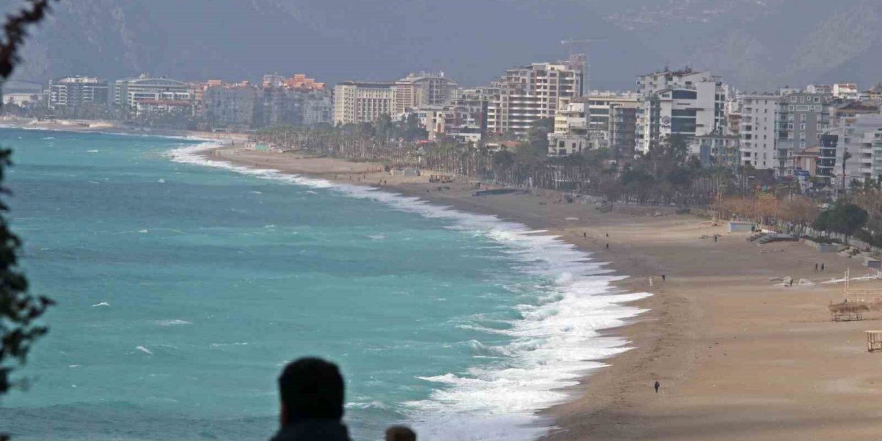 Şiddetli rüzgarla oluşan dalgalar falezleri dövdü, sahili beyaza bürüdü