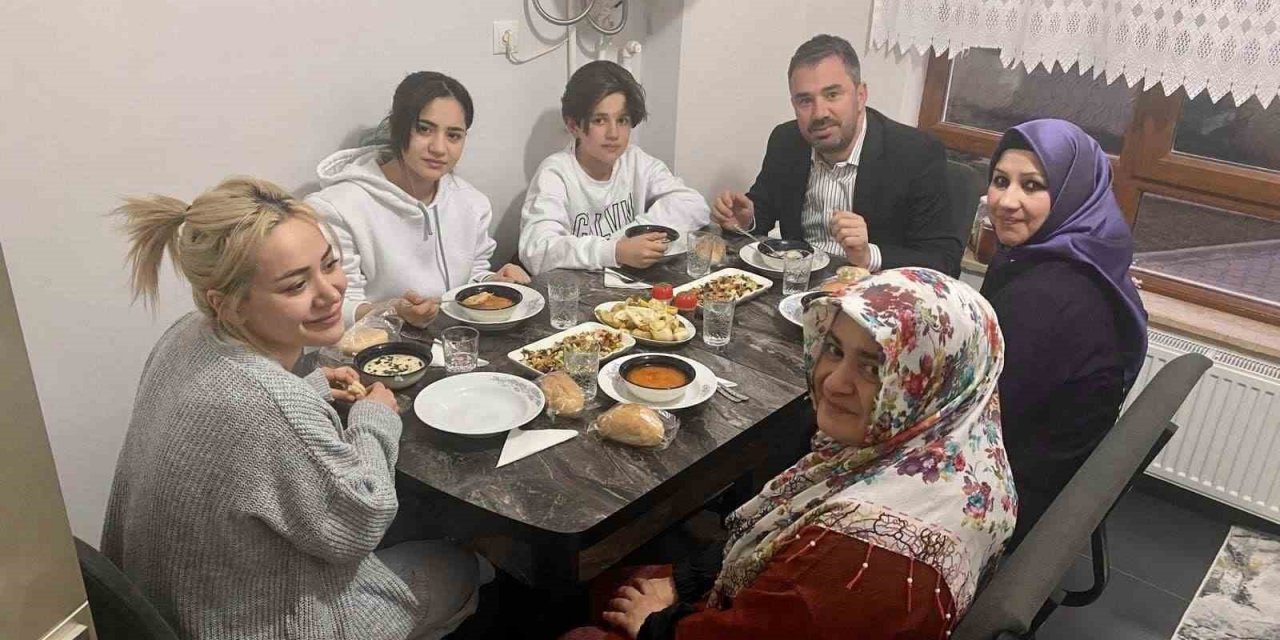 Ertuğrul Başkan iftarda depremzede aileye misafir oldu