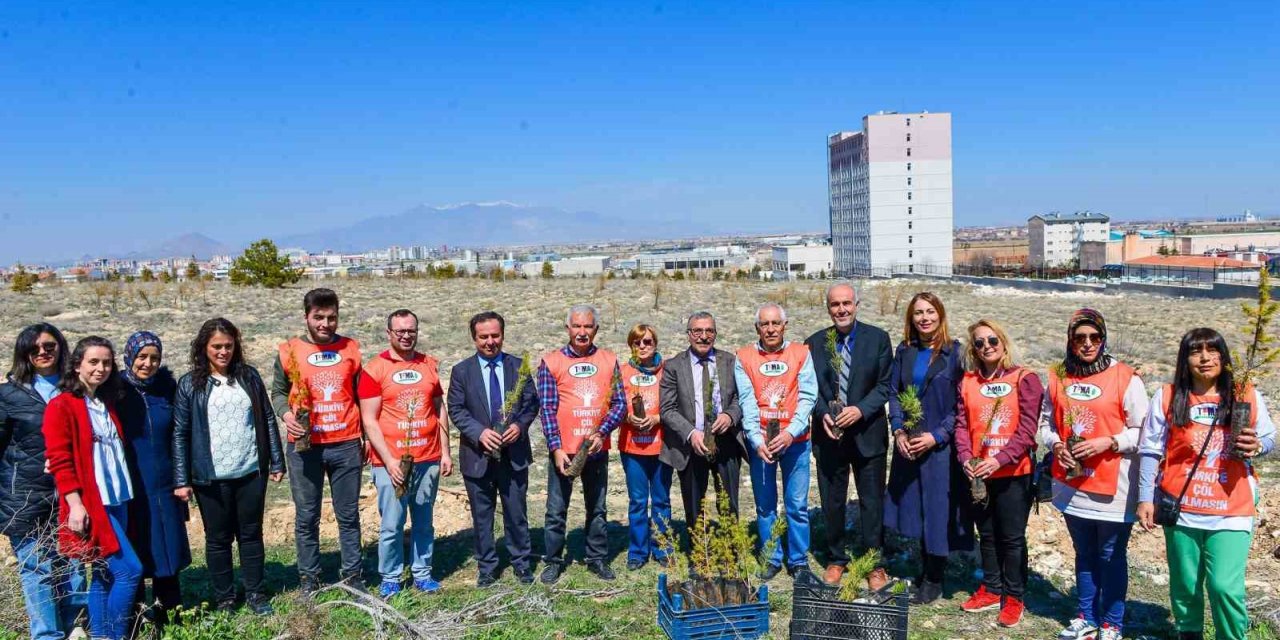 KMÜ’de depremde hayatını kaybeden öğrenciler anısına fidan dikildi