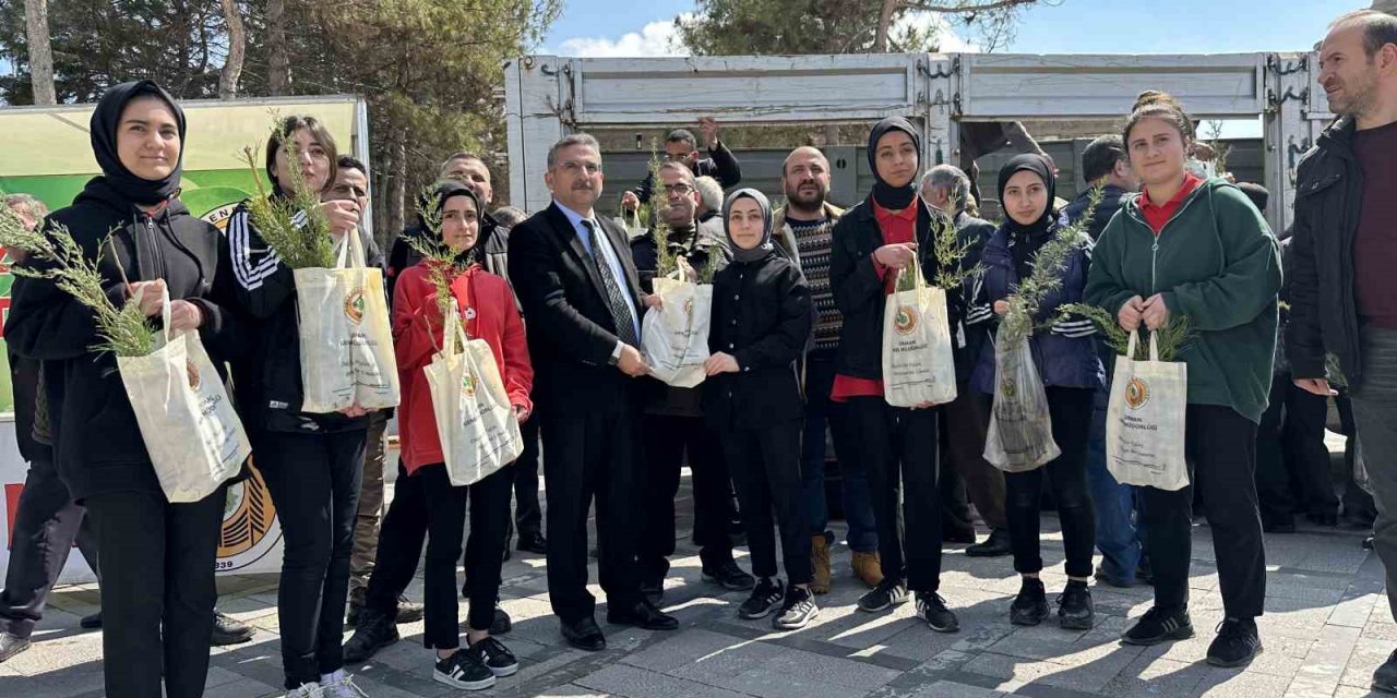 Elazığ’da vatandaşlara 6 bin adet ücretsiz fidan dağıtıldı