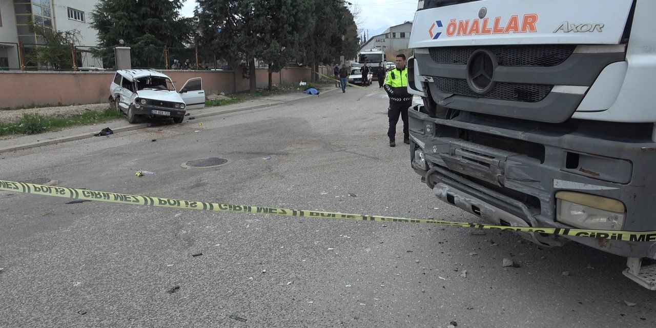 Beton mikseri otomobile çarptı; Anne öldü, oğlu yaralandı