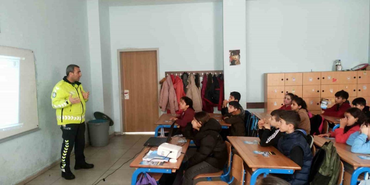 Sason’da polislerinden öğrencilere trafik eğitimi
