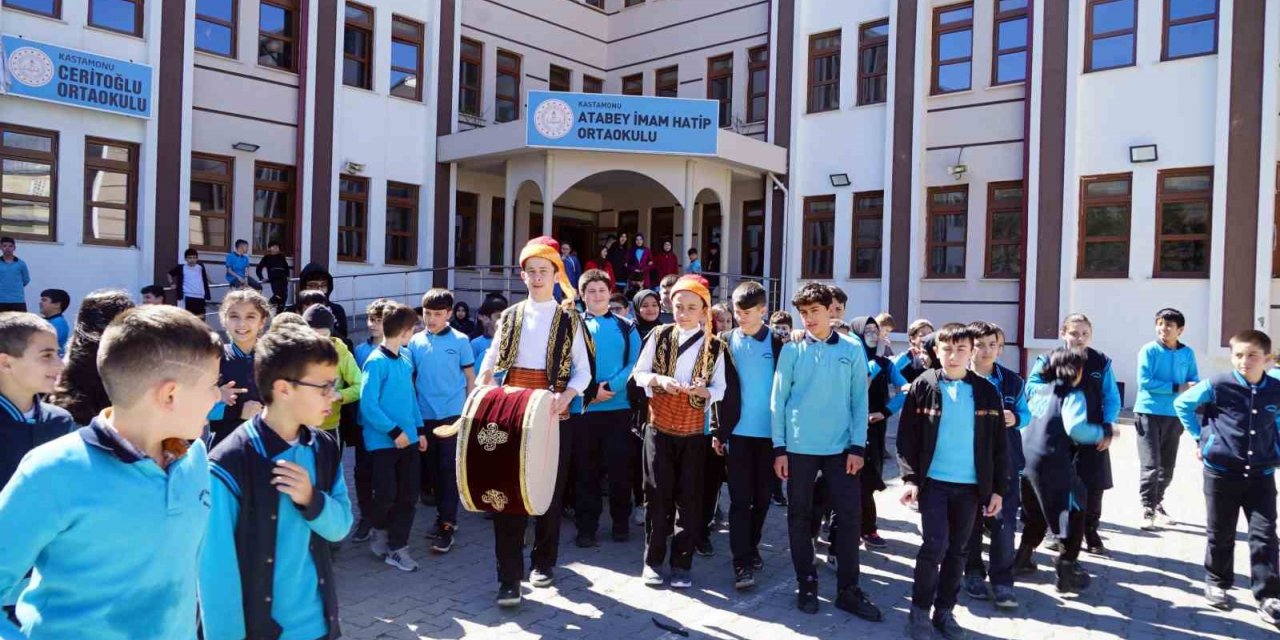 Öğrenciler teneffüs zili yerine davul çalarak Ramazan ruhunu yaşatıyor