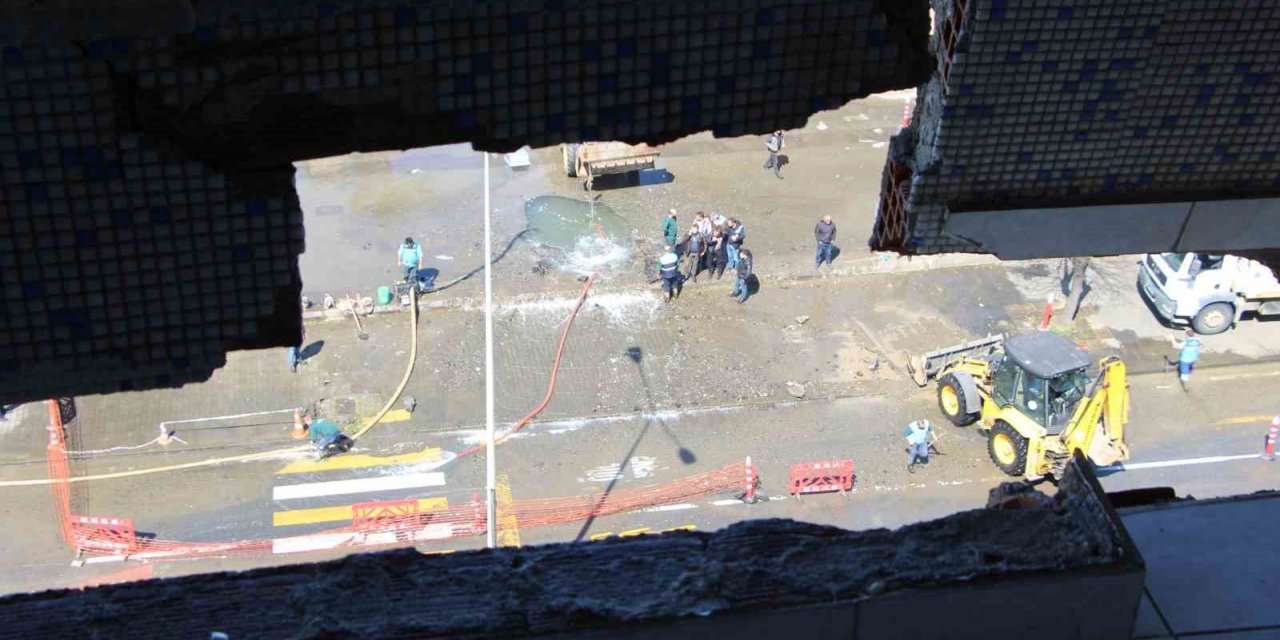 7 katlı binanın çatı katı ana isale hattı borusunun patlamasından böyle zarar gördü