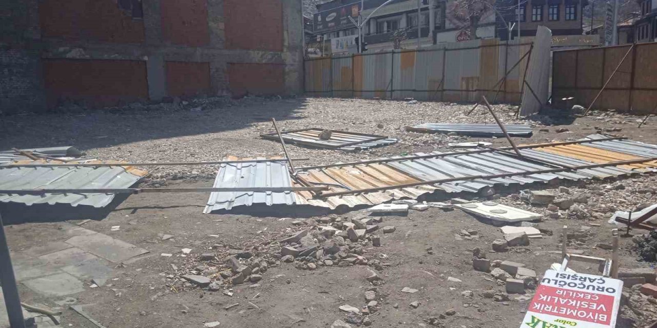 Afyonkarahisar’da şiddetli rüzgar hayatı olumsuz etkiledi