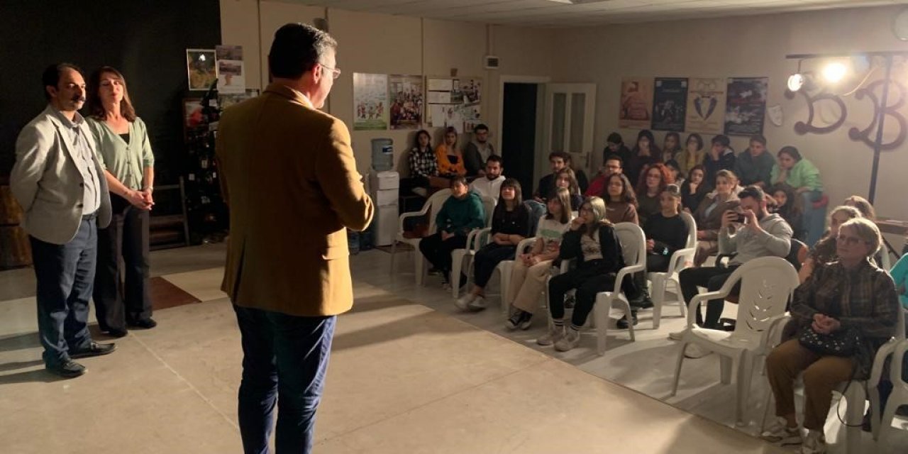 Burhaniye’de dünya tiyatro günü kutlandı