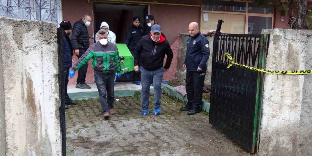 Boşanma aşamasındaki eşini bıçaklayarak öldürdü, kaynanasını da yaraladı