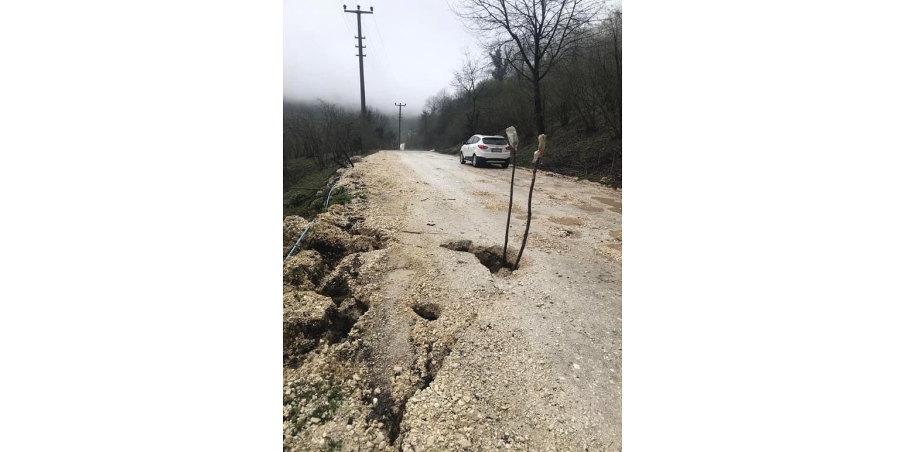 Sağanak yolda göçük oluşturdu