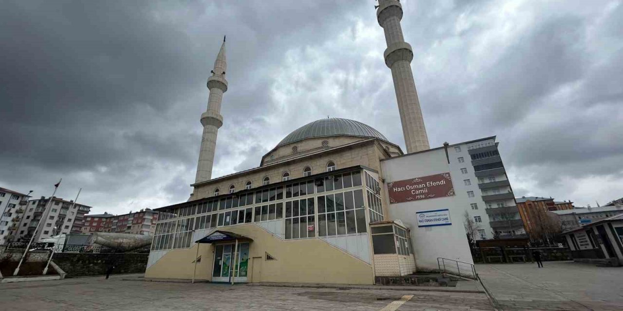 Çocukların biber gazlı oyunu cami cemaatini namazından etti, imam teravih namazını tamamlayamadı