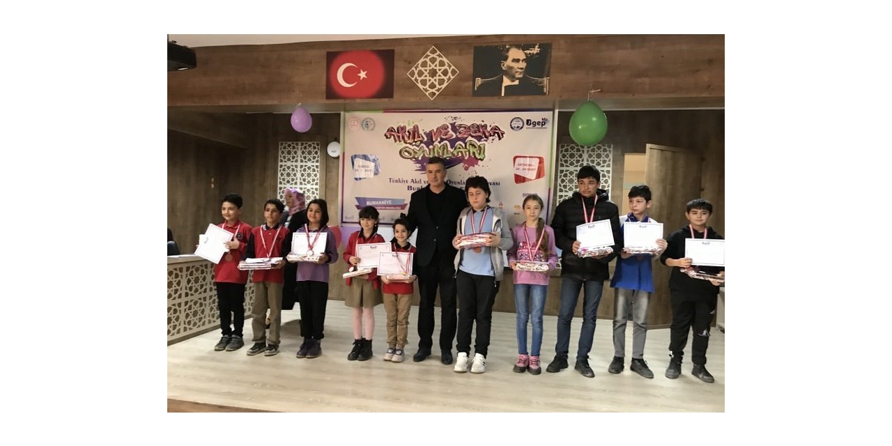 Burhaniye’de Akıl ve Zeka Oyunları Yarışması ödül töreni