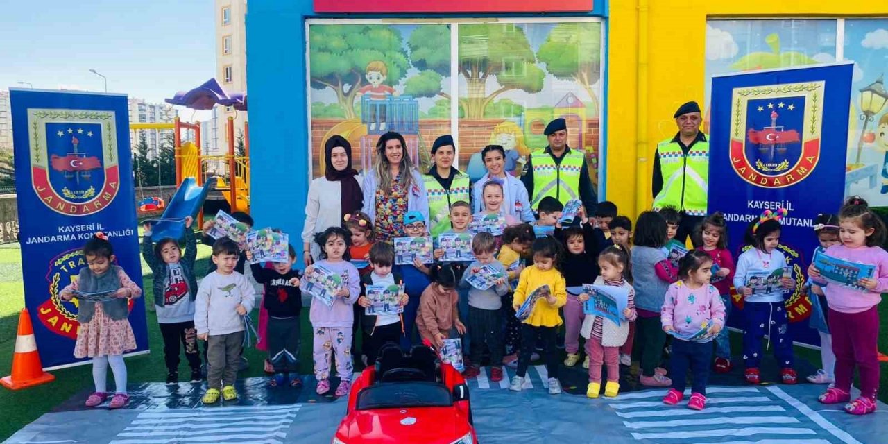 Jandarmadan okul öncesi öğrencilerine trafik eğitimi