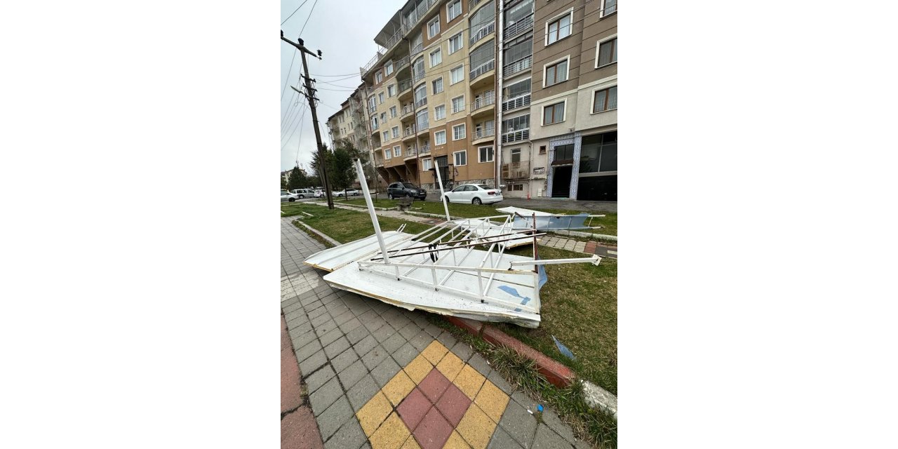 Kütahya’da şiddetli fırtına nedeniyle uçan çatı elektrik tellerini kopardı