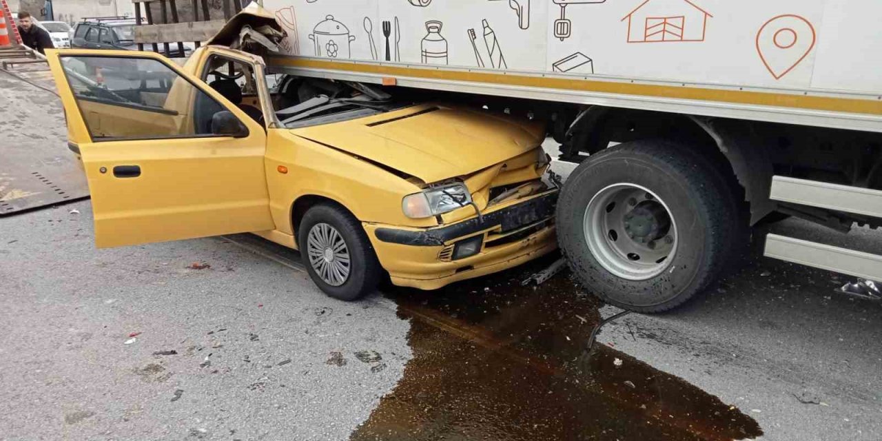 Pikabın kamyonetin altına girdiği kazada 1 kişi ağır yaralandı