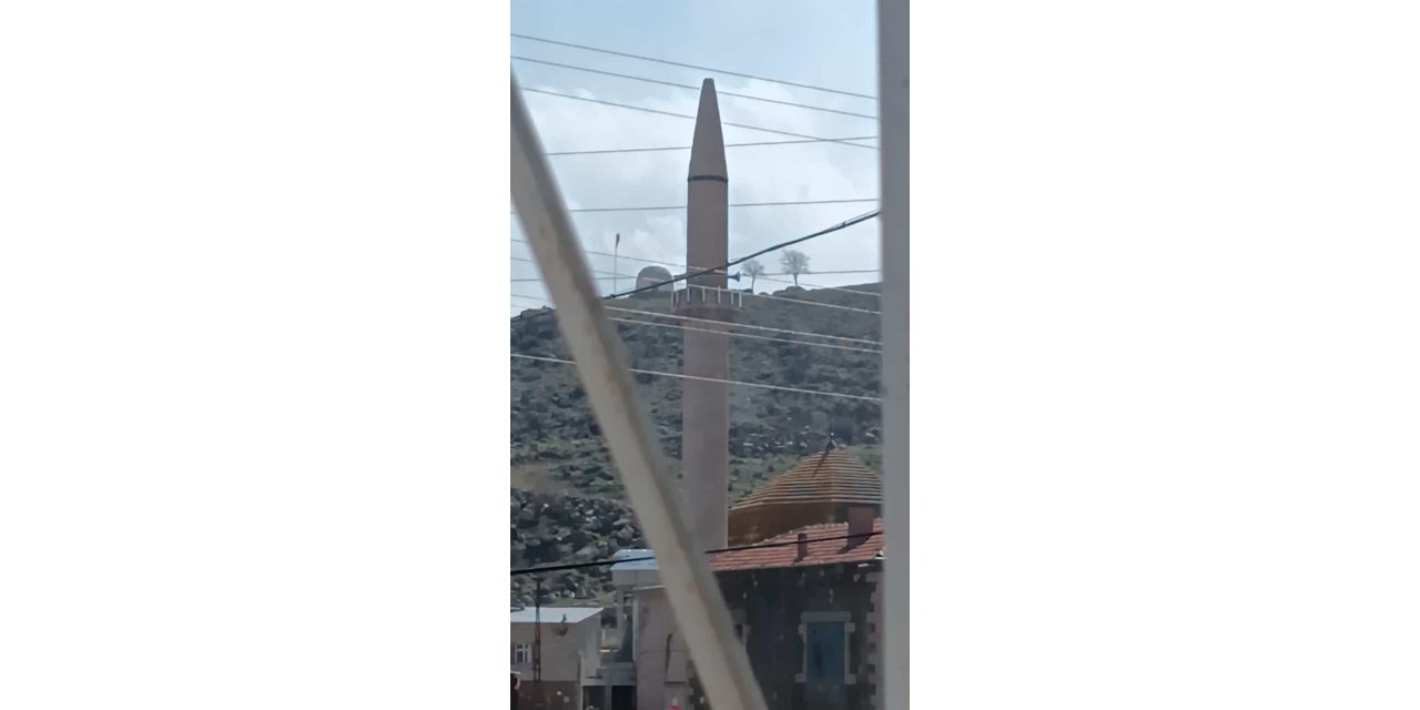 Tomarza’da aşırı rüzgar cami şerefesini düşürdü