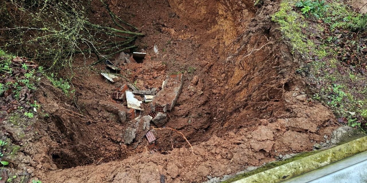 Mezarlığın ortasında oluşan obruk şaşkına çevirdi