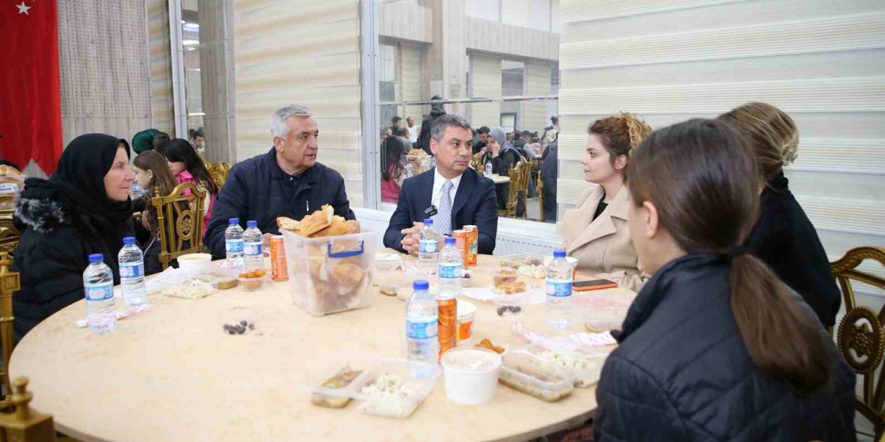Başkan Şimşek kültür merkezindeki iftar sofralarıyla gölbaşılılarla bir arada