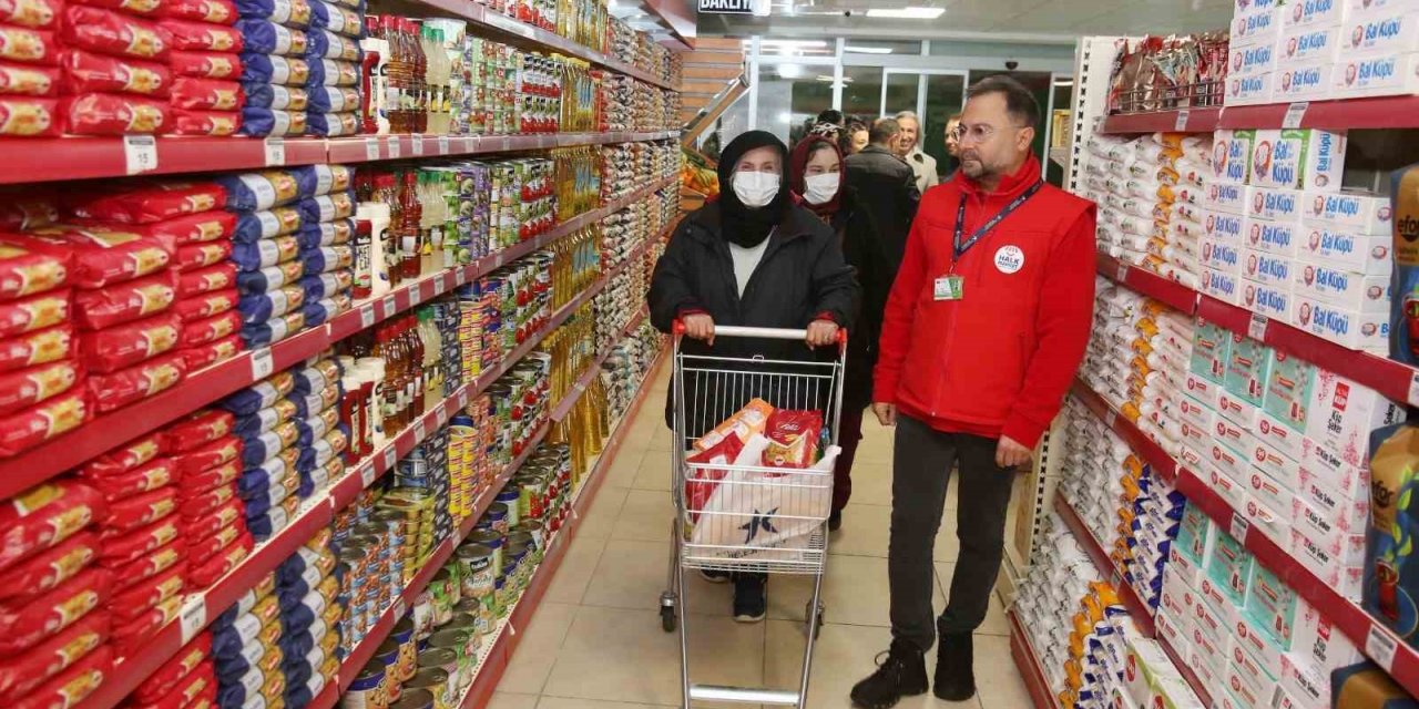 Küçükçekmece Belediyesi ihtiyaç sahibi vatandaşların faydalanabileceği "Sosyal Market"in açılışını yaptı