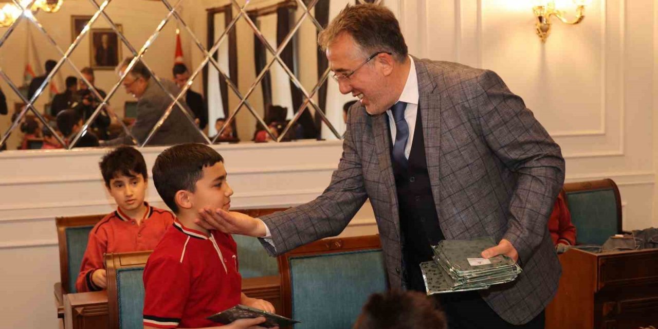 Başkan Savran, minik ziyaretçileri ağırladı