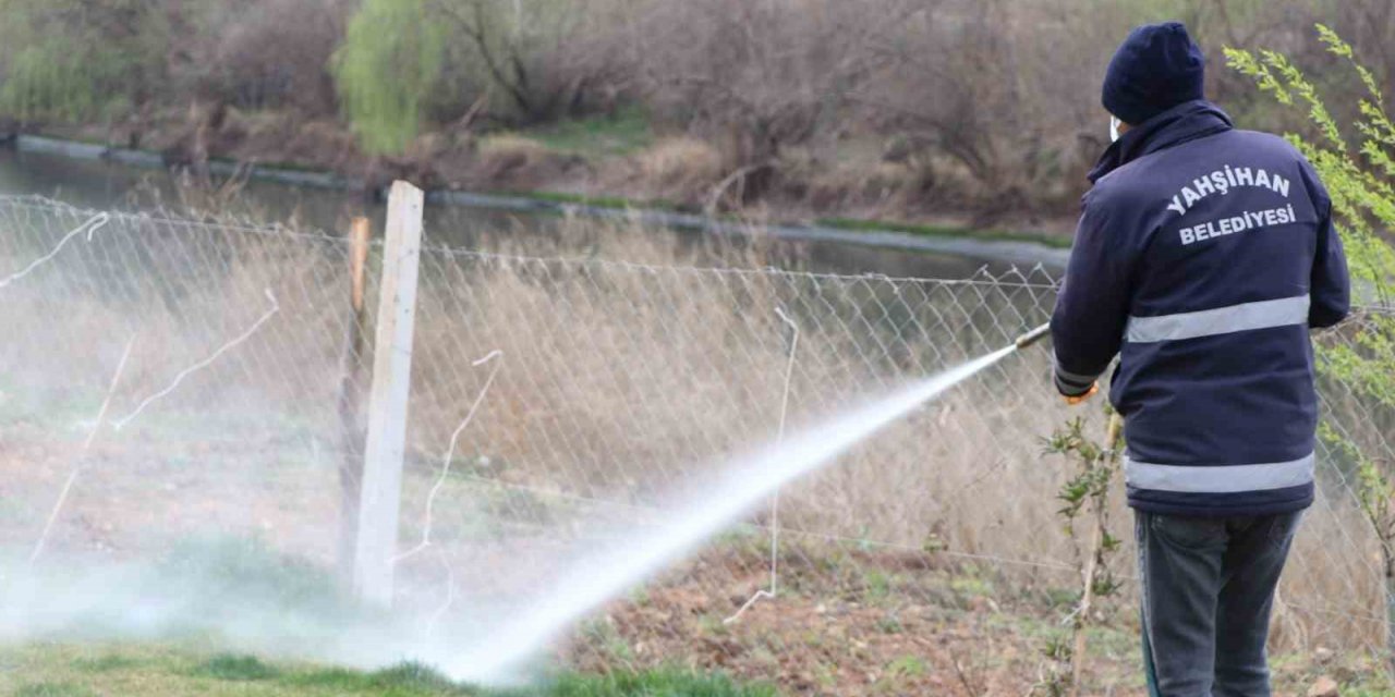 Yaahşihan’da larva ilaçlaması sürüyor