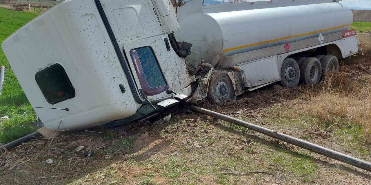 Yozgat’ta devrilen akaryakıt tankerinin sürücüsü yaralandı