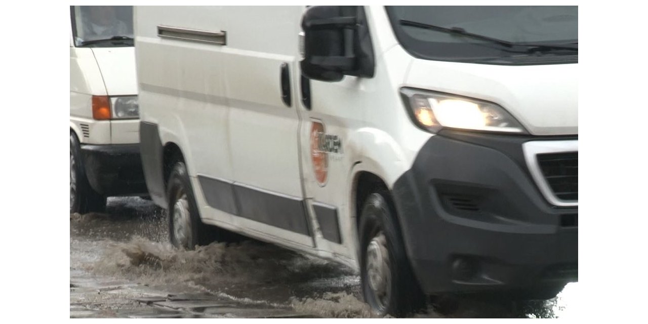 Ankara’da sağanak yağış hayatı olumsuz etkiledi