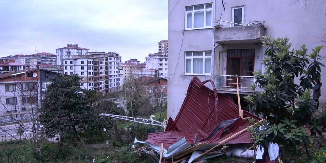 Rize’de şiddetli fırtına çatıları uçurdu