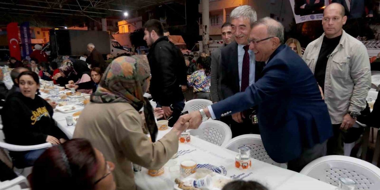 Ramazan’ın bereketi Seyhan’da kurulan iftar sofralarında paylaşılıyor