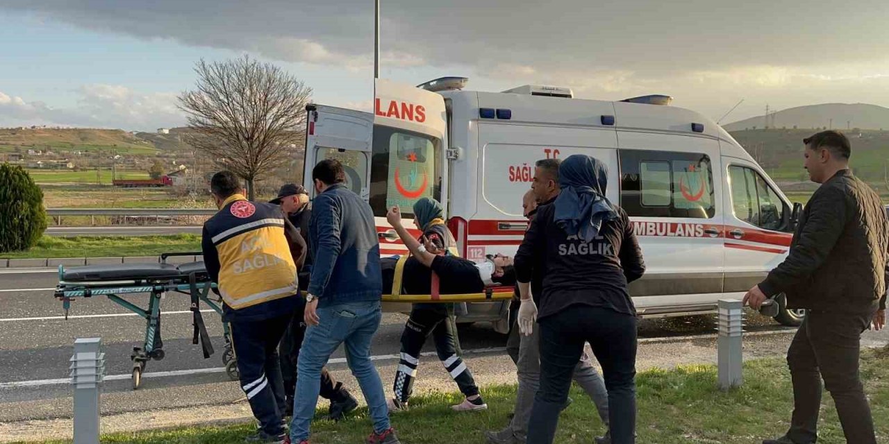 Karşı şeride geçen hafif ticari araç, otomobille çarpıştı: 3 yaralı