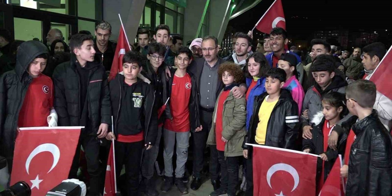 Depremzede çocuklardan milli takıma destek