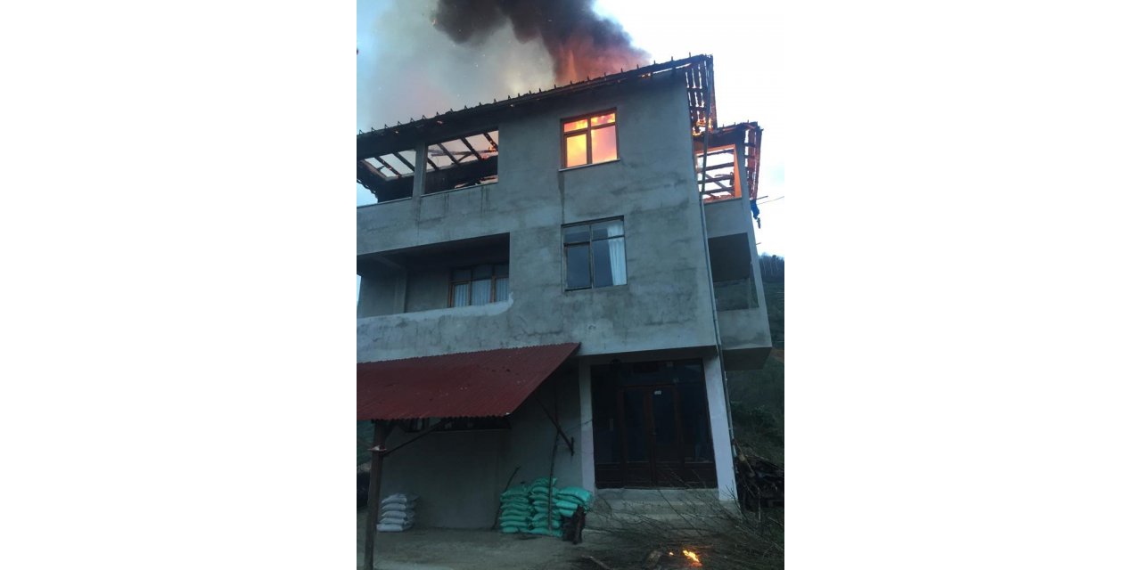 Kuvvetli fırtına Of’ta ev yangınına yol açtı