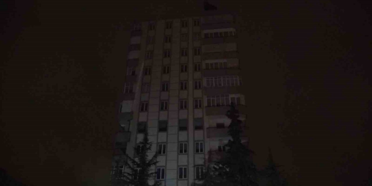 Kahramanmaraş’ta 11 katlı ağır hasarlı bina sallandı, ekipler alarma geçti