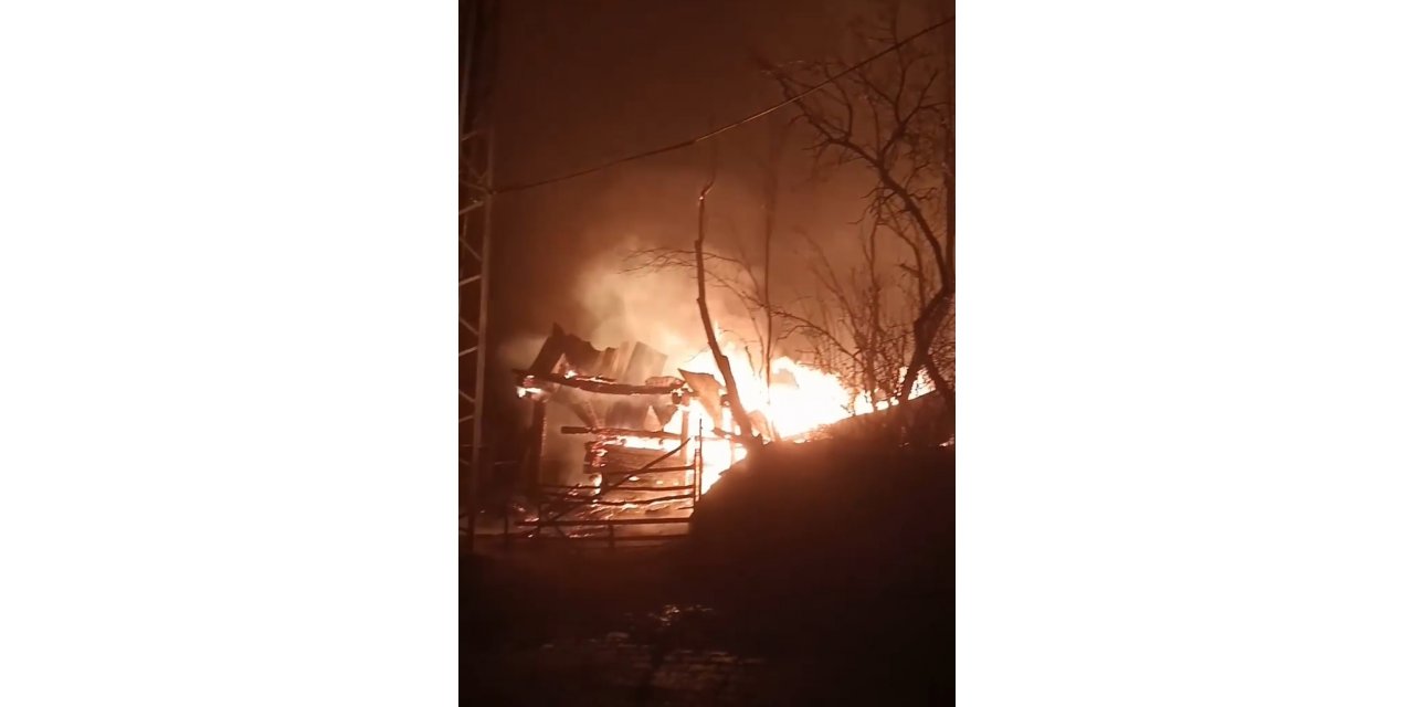 Çorum’da alevler geceyi aydınlattı, yangında 3 ev ve 1 samanlık küle döndü