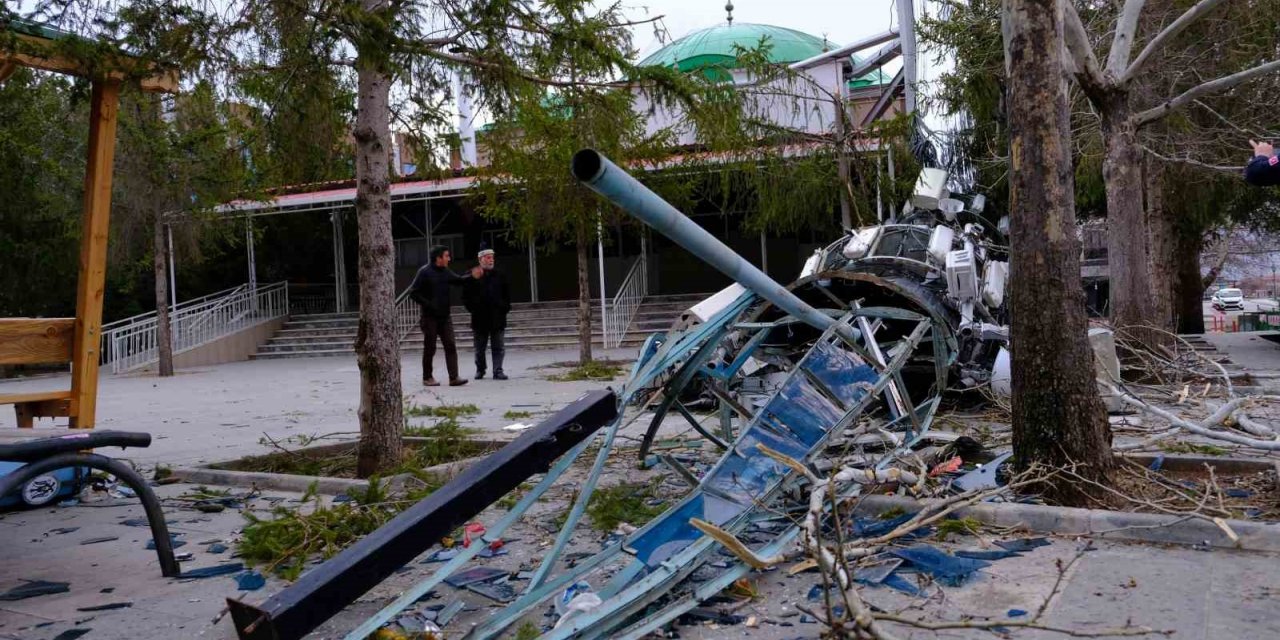 Erzincan’da fırtına minareyi devirdi, çatıları uçurdu