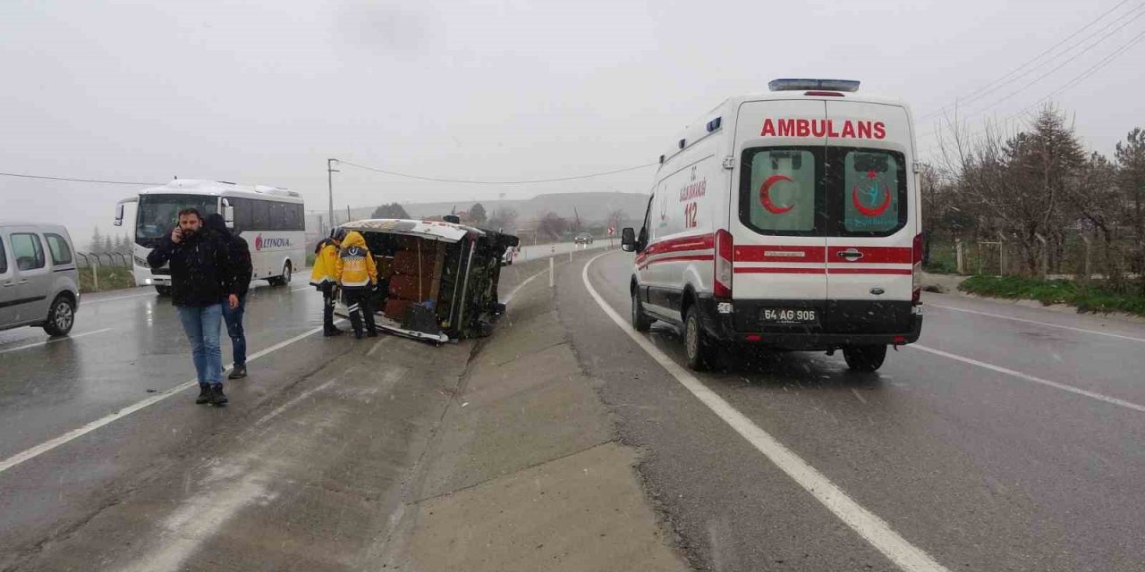 Devrilen servisteki 9 işçi yaralandı