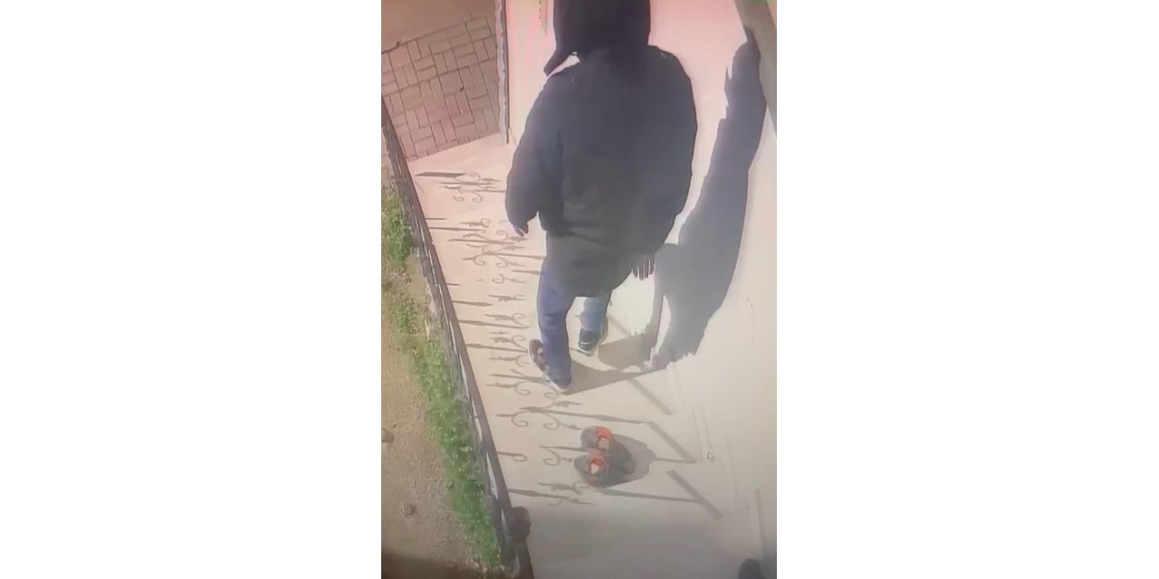 Bursa’da pişkin hırsız...Daire önündeki ayakkabıları çaldı, yerine kendi ayakkabılarını bıraktı