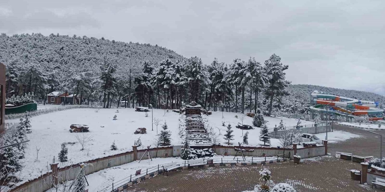 Uşak’ta Mart sonu yağan kar kenti beyaza bürüdü