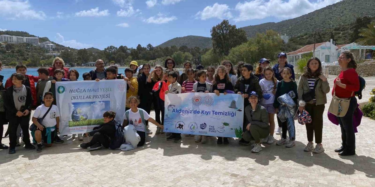 Datça’da öğrencilerden kıyı temizliği