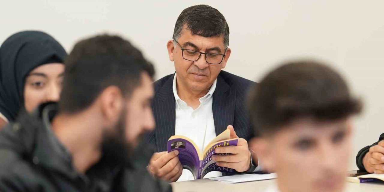 Fadıloğlu, gençlerle ‘bilinçli genç olmak’ üzerine konuştu