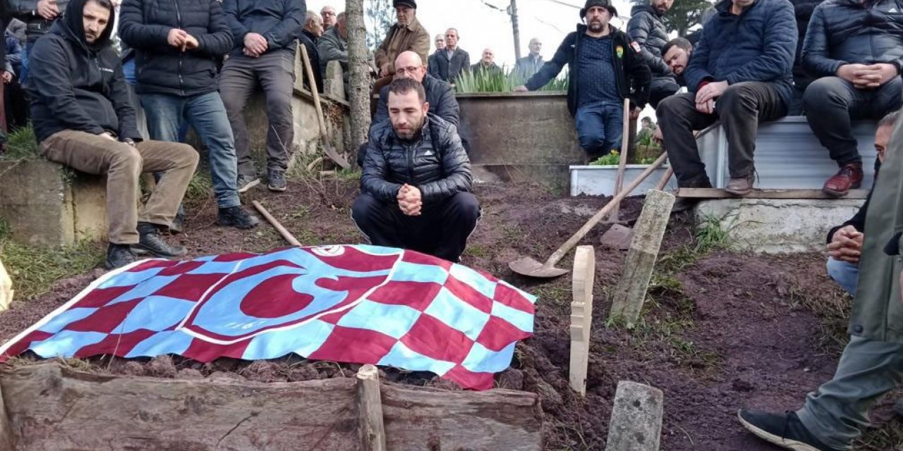 Babalarının vasiyetini yerine getirip mezarını Trabzonspor bayrağı ile örttüler