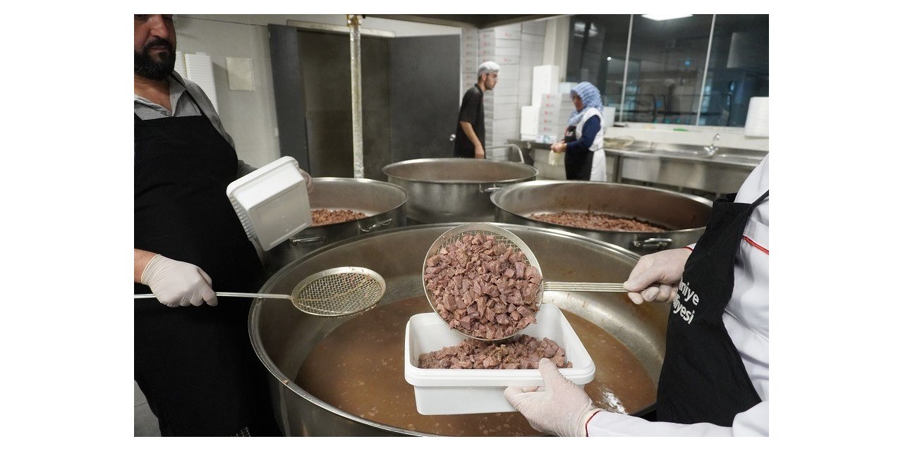 Ümraniye’de her gün iftarlıklar evlere tek tek paketlenip götürülüyor