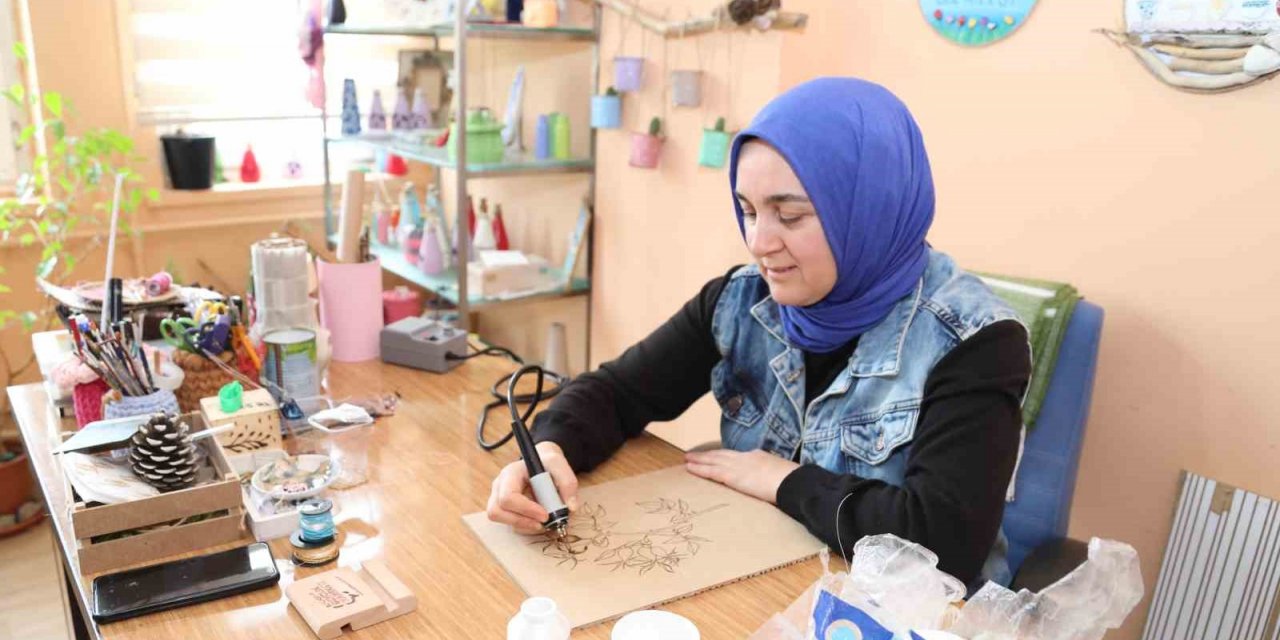 Kadınlar atık malzemeleri ekonomiye kazandırıyor