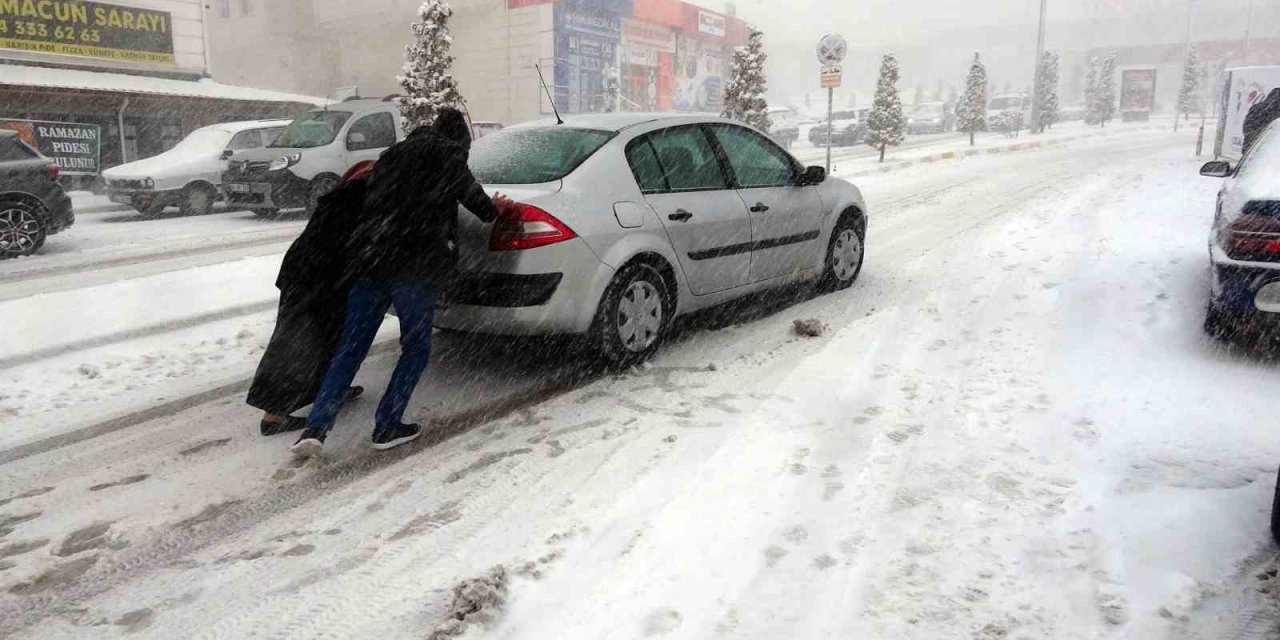 Yozgat’ta yoğun kar yağışı sürücülere zor anlar yaşattı