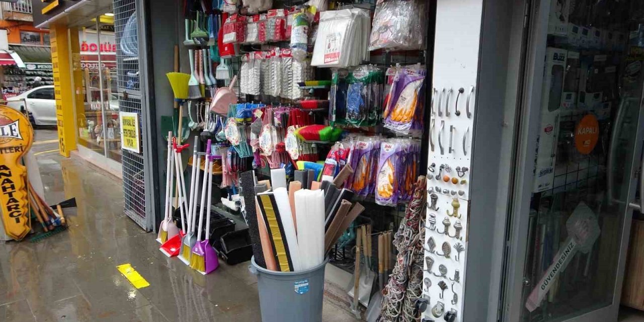 Pendik’te çifte merdiven hırsızlığı kamerada