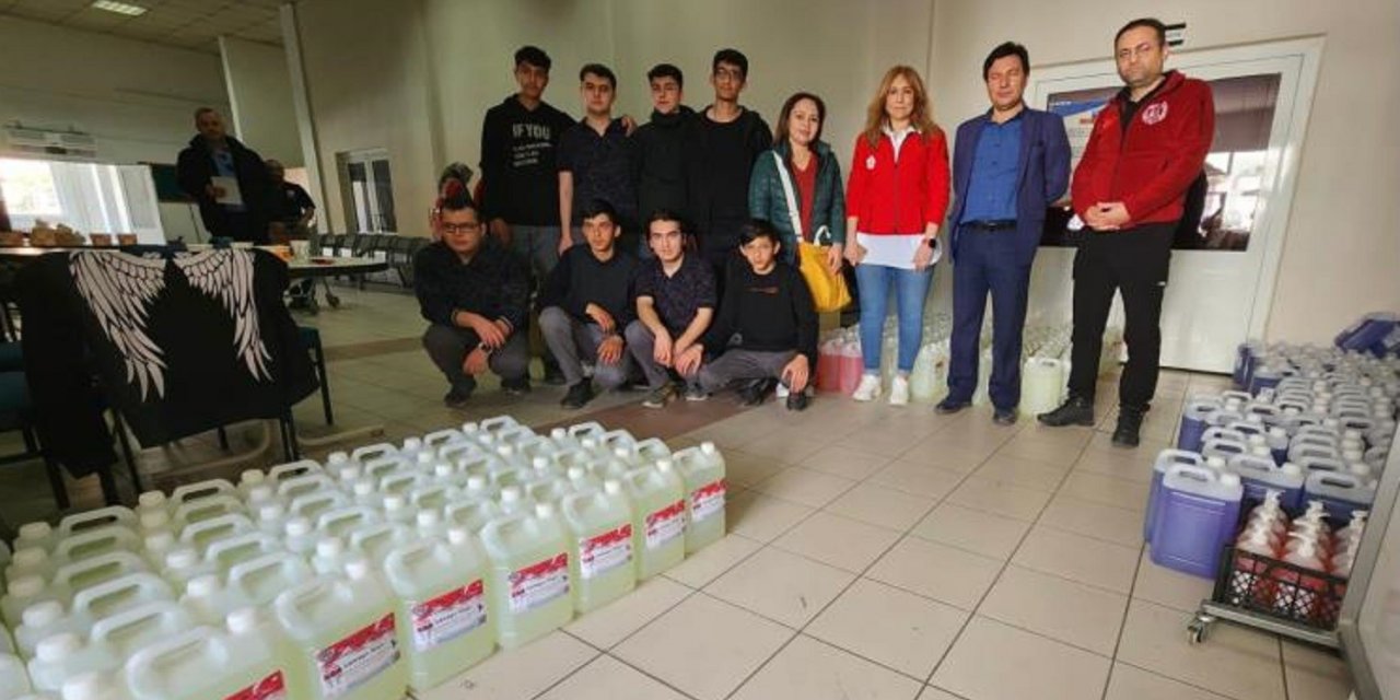 Lise öğrencileri depremzedeler için yüzlerce litre hijyen malzemesi üretti